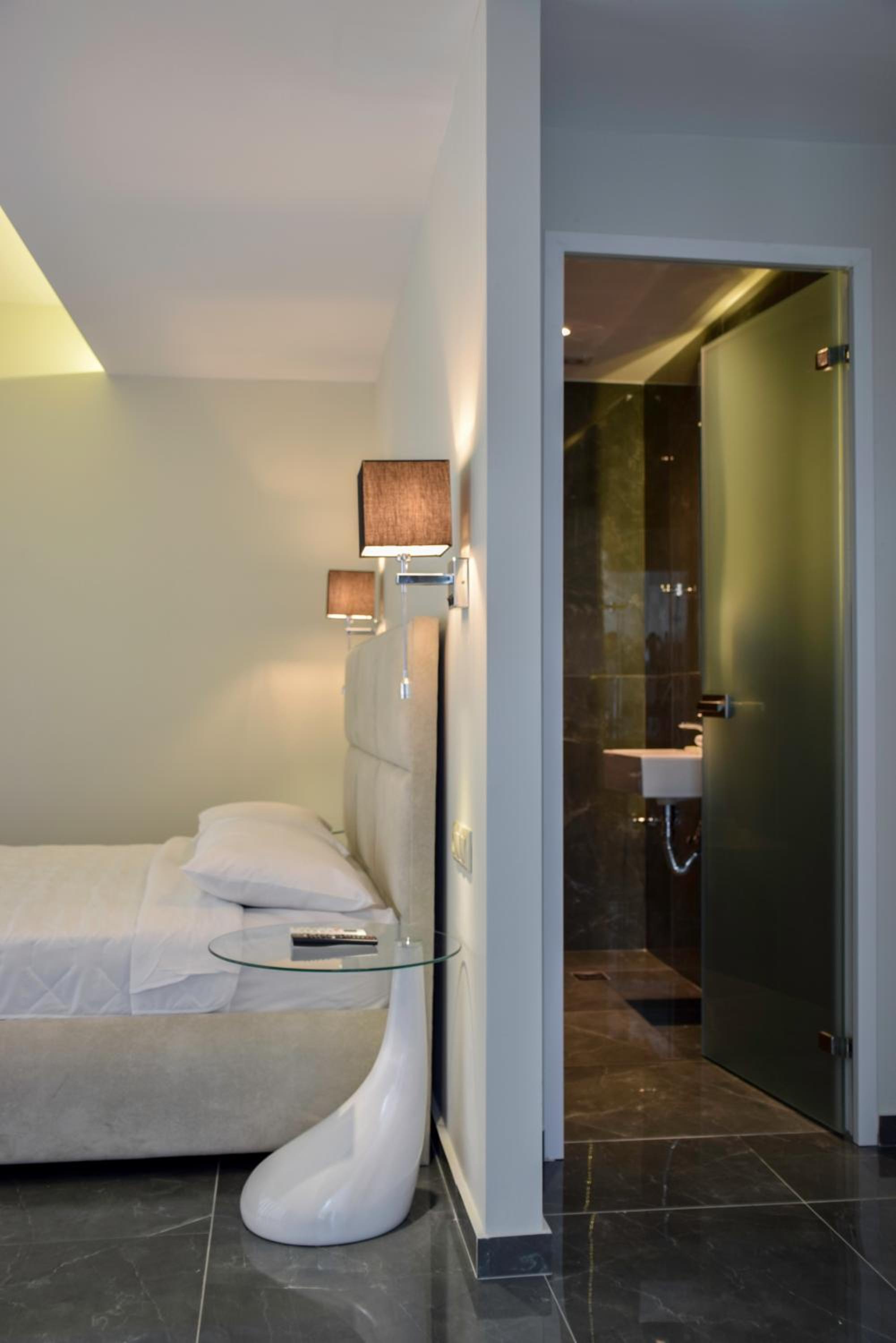 24K Athena Suites