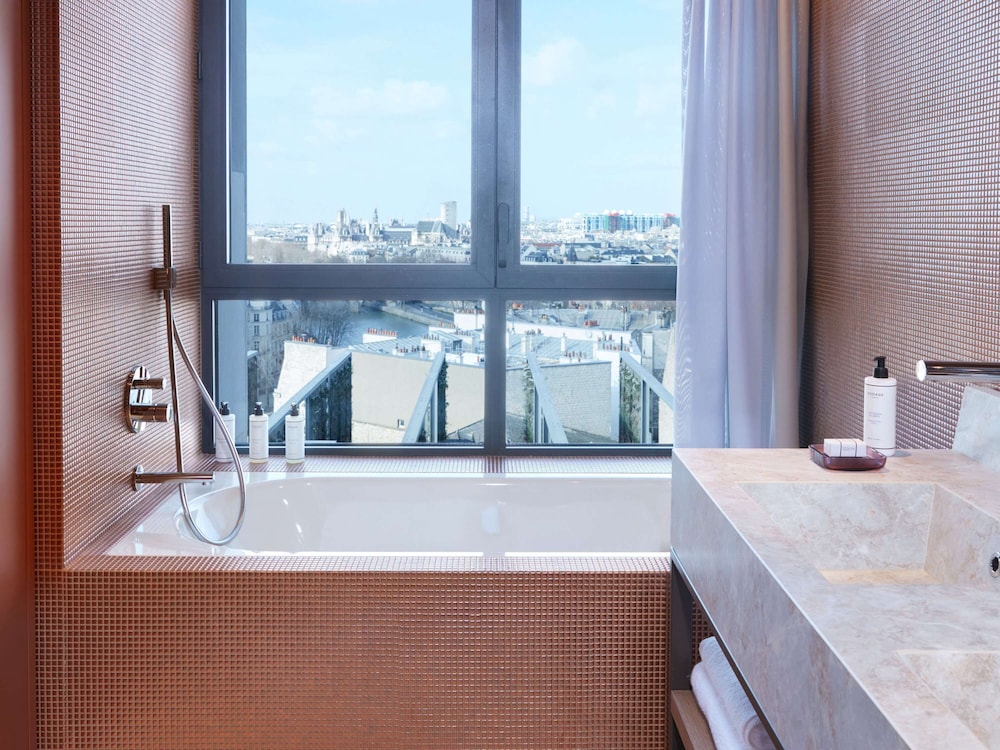 SO/ PARIS