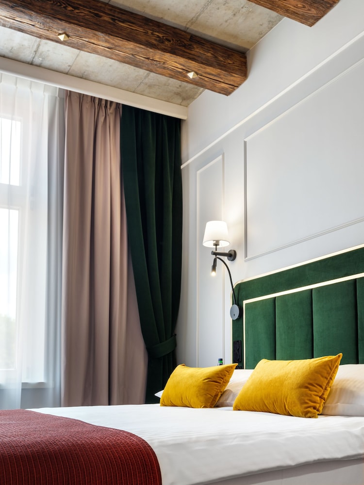 Golden Queen Hotel